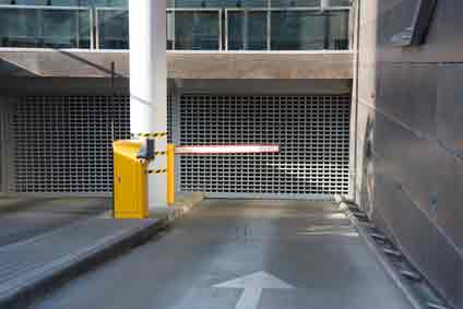 ACCESO AL APARCAMIENTO DE UN EDIFICIO