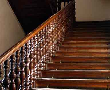 Escalera de madera barnizada