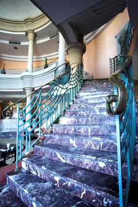 escalera de marmol pulido en edificio